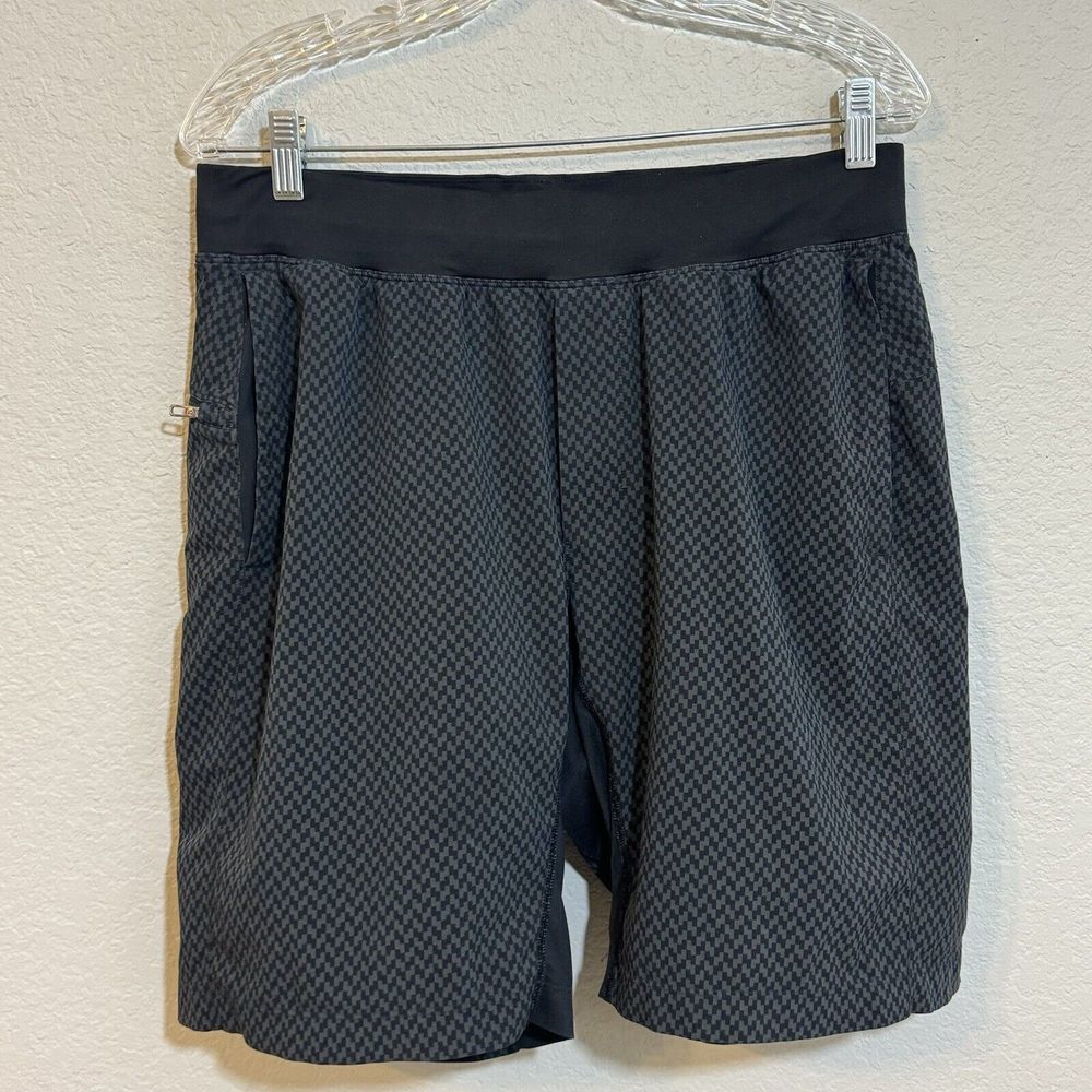 Lululemon Athletic T.H.E. Shorts Linerless Mens Small Gray Sweat Wicking Stretch